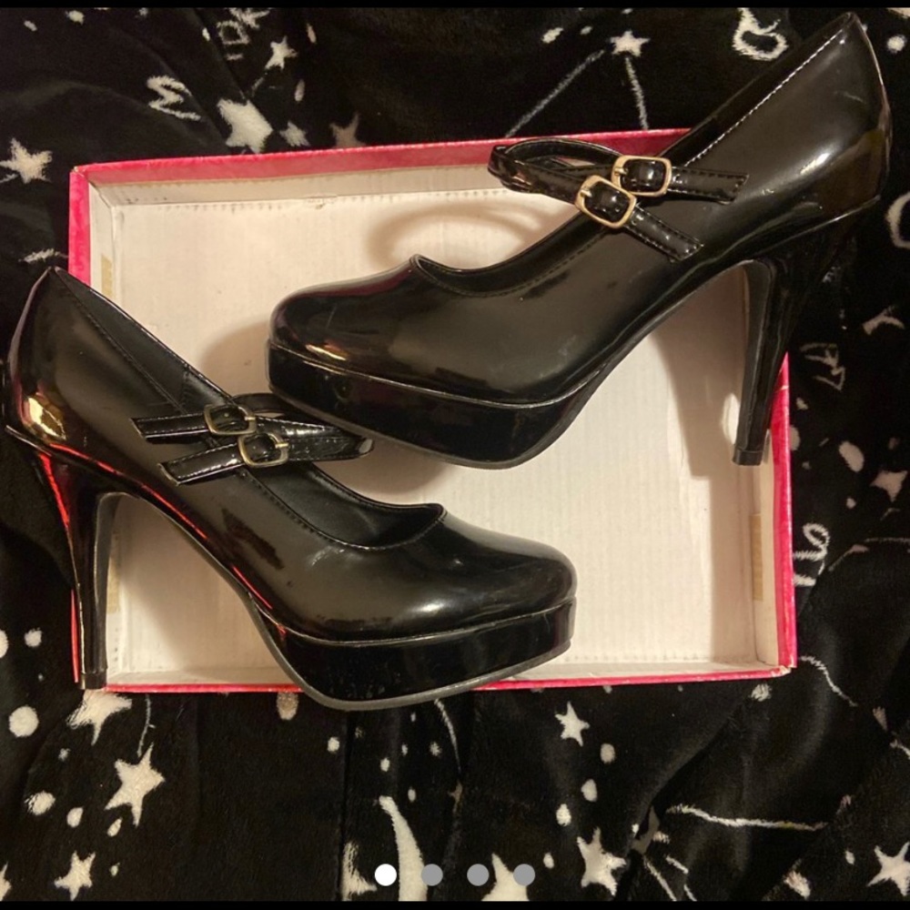 SIZE 7 BABY DOLL HEELS!! ONLY WORN ONCE